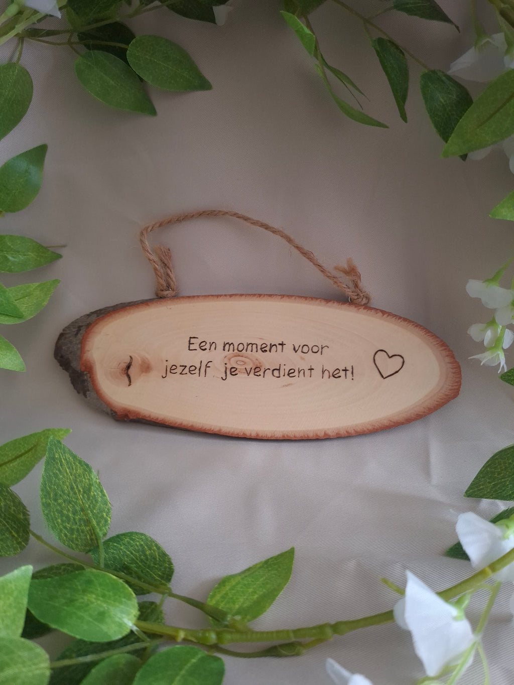 Houten hangers met tekst naar keuze