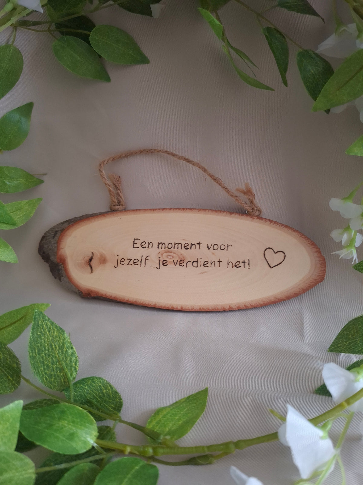 Houten hangers met tekst naar keuze