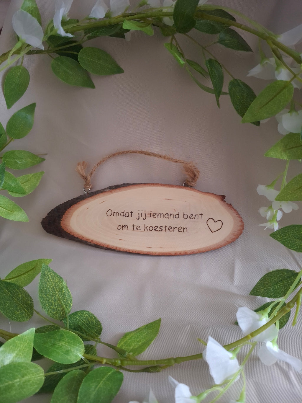 Houten hangers met tekst naar keuze