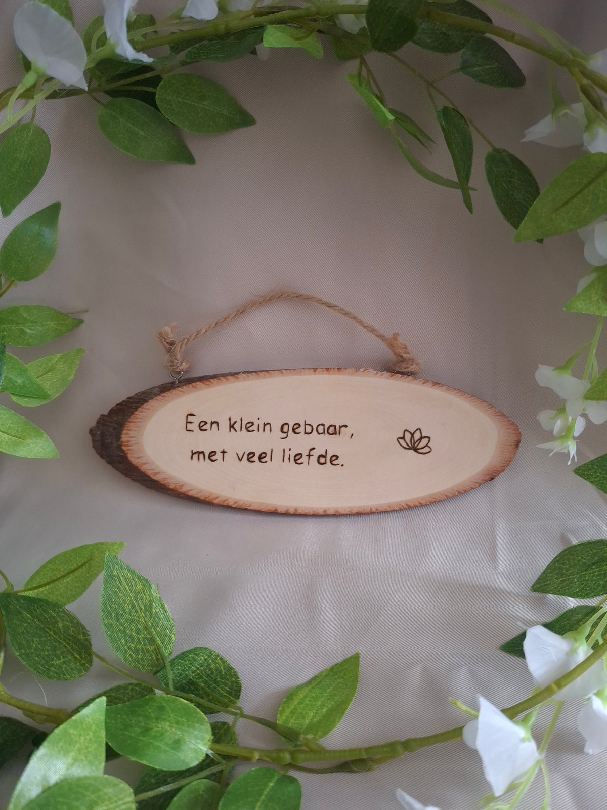 Houten hangers met tekst naar keuze